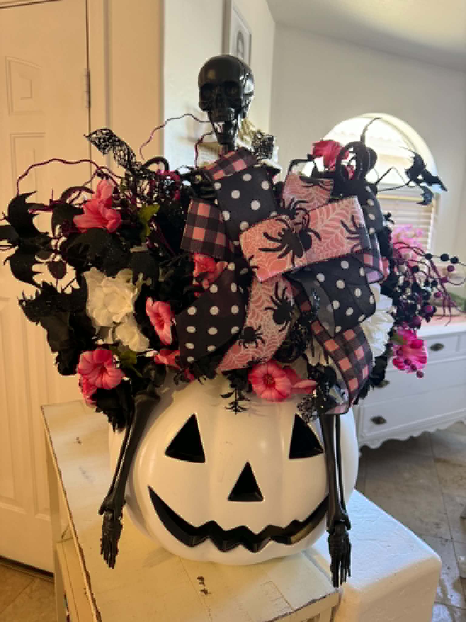Full view of Halloween jack-o'-lantern arrangement