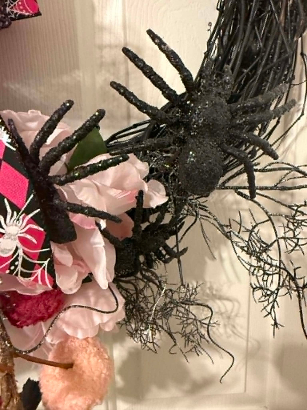 Pink and black spider Halloween wreath glitter spider detail