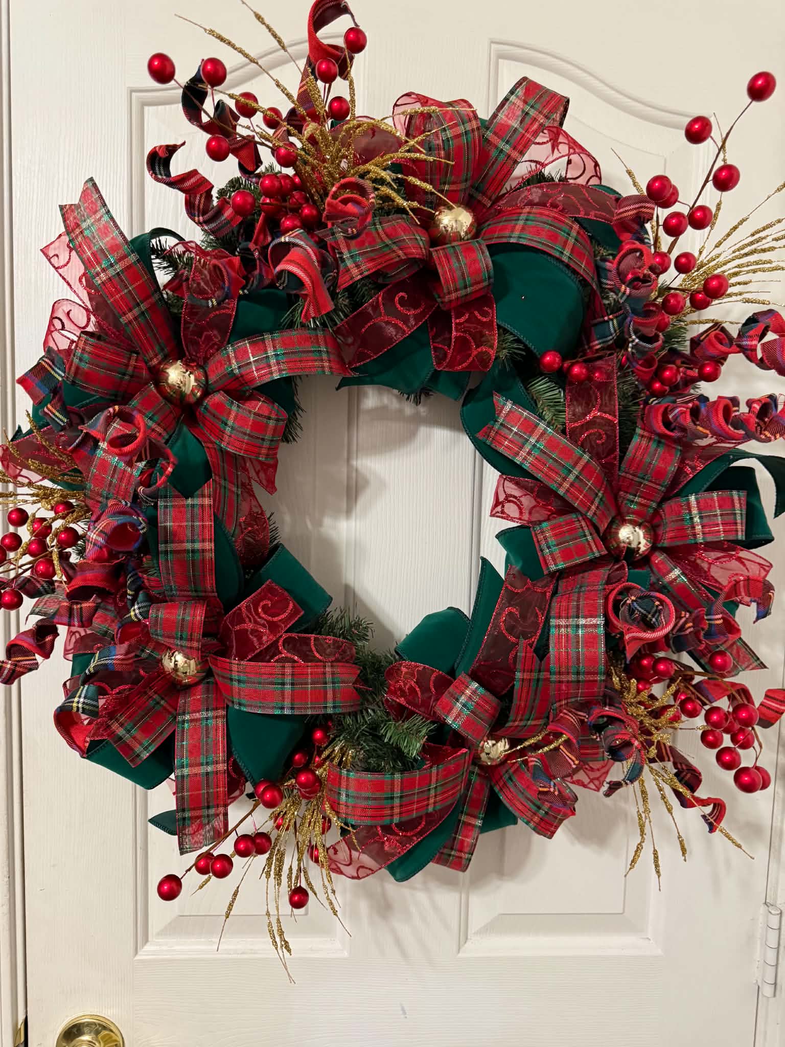 Scottish Tartan Christmas Wreath bow and berry detail close-up