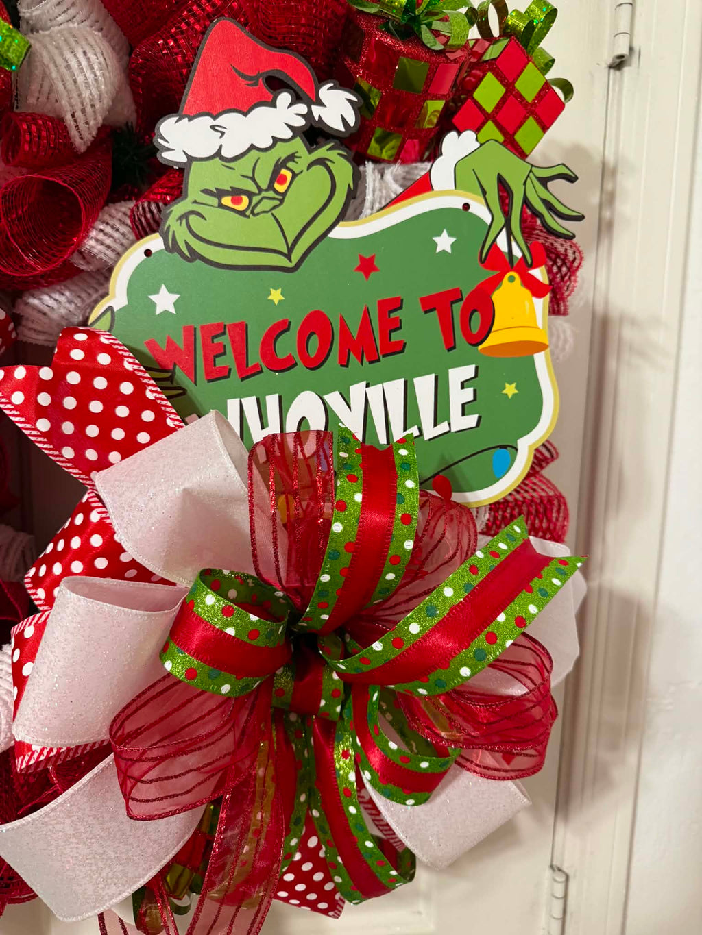 Grinch Welcome to Whoville Wreath - Welcome to Whoville sign closeup