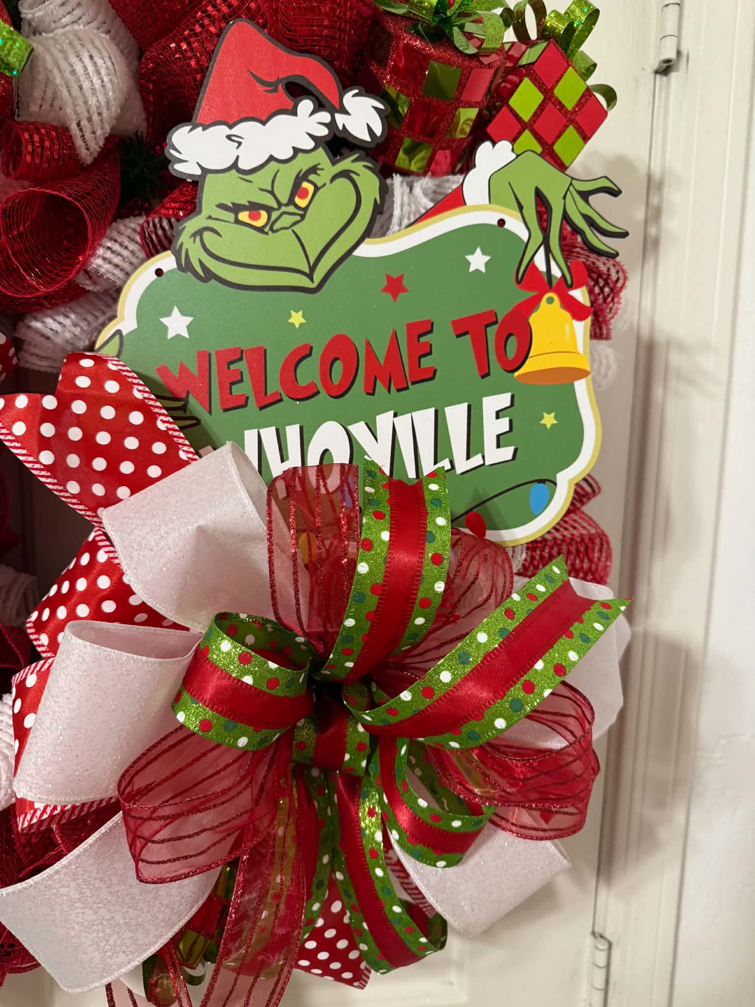 Grinch Welcome to Whoville Wreath - Welcome to Whoville sign closeup