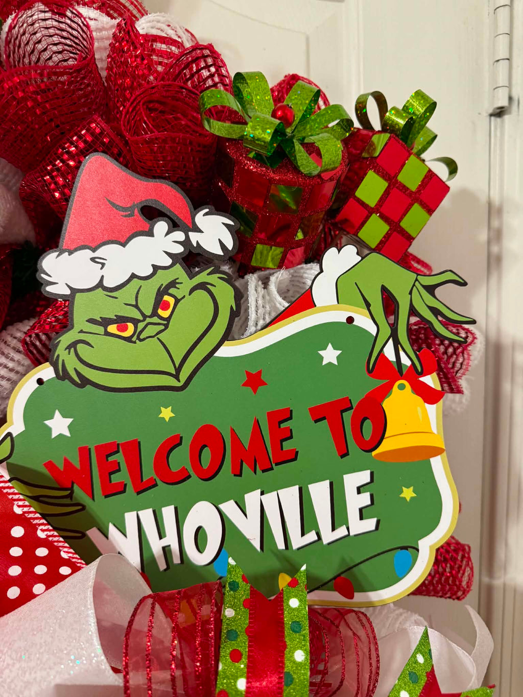 Grinch Welcome to Whoville Wreath - bow detail closeup