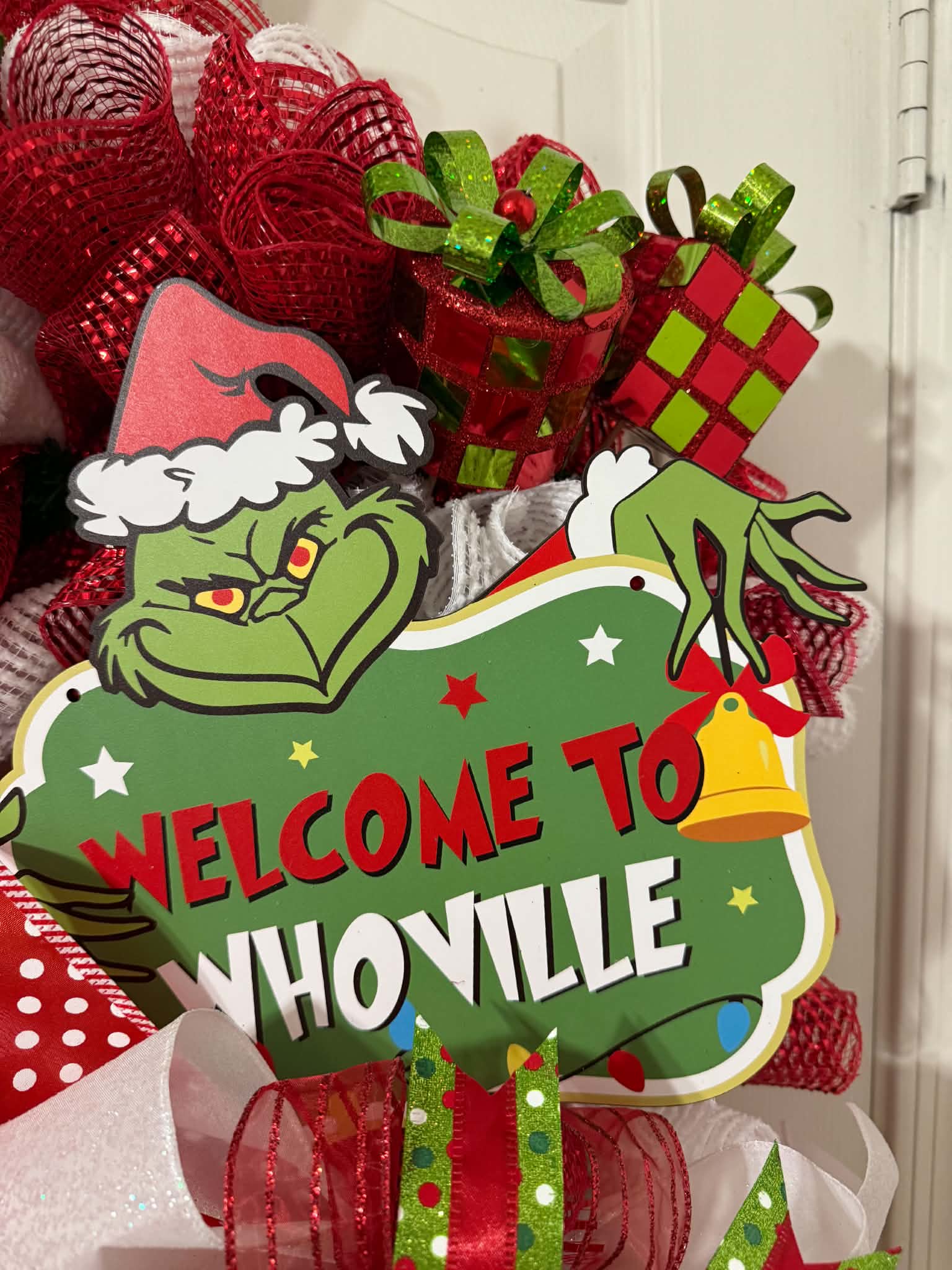 Grinch Welcome to Whoville Wreath - bow detail closeup